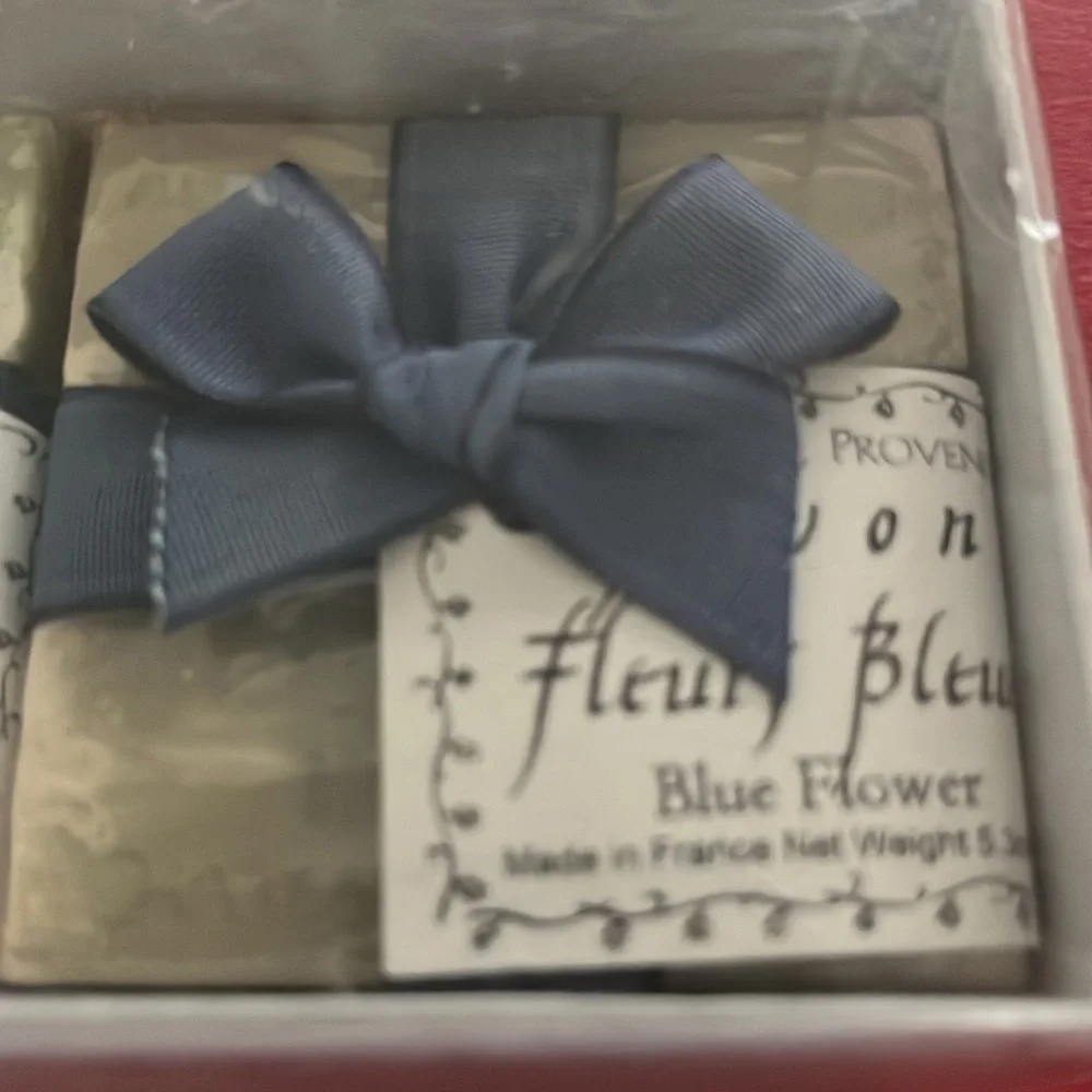 AVON Set of Three Scented Soaps with Bows Pale Melé de Favons Made in France